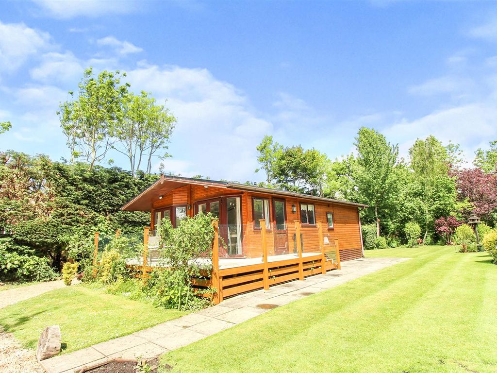 2 bed mobile/park home for sale in Station Road, Honeybourne, Evesham