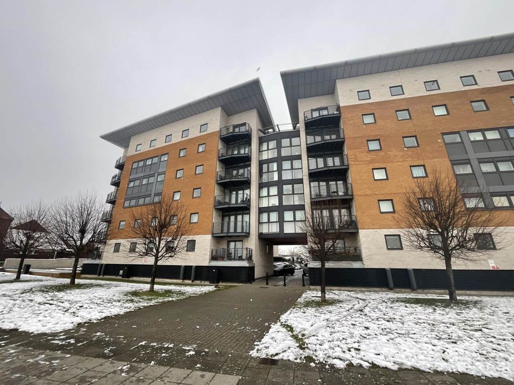 2 bed flat to rent in Lowestoft Mews, London E16, £1,800 pcm Zoopla