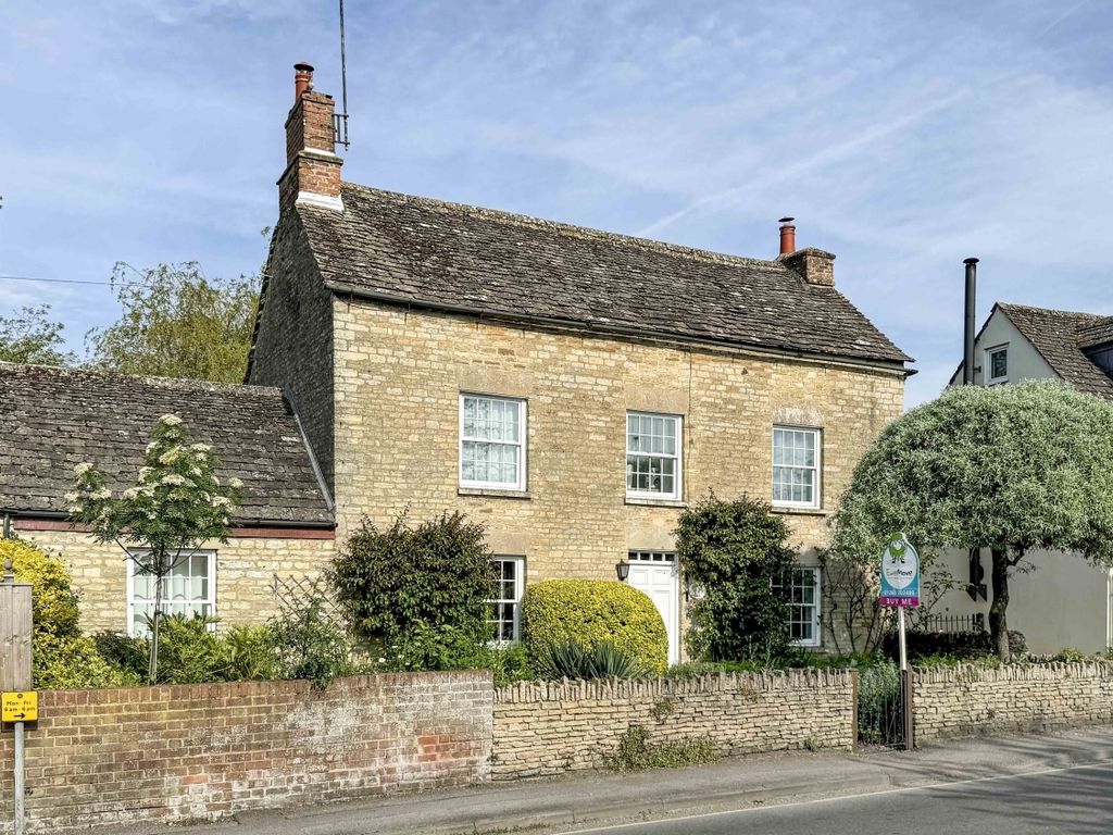 4 bed farmhouse for sale in High Street, Cricklade, Swindon SN6, £