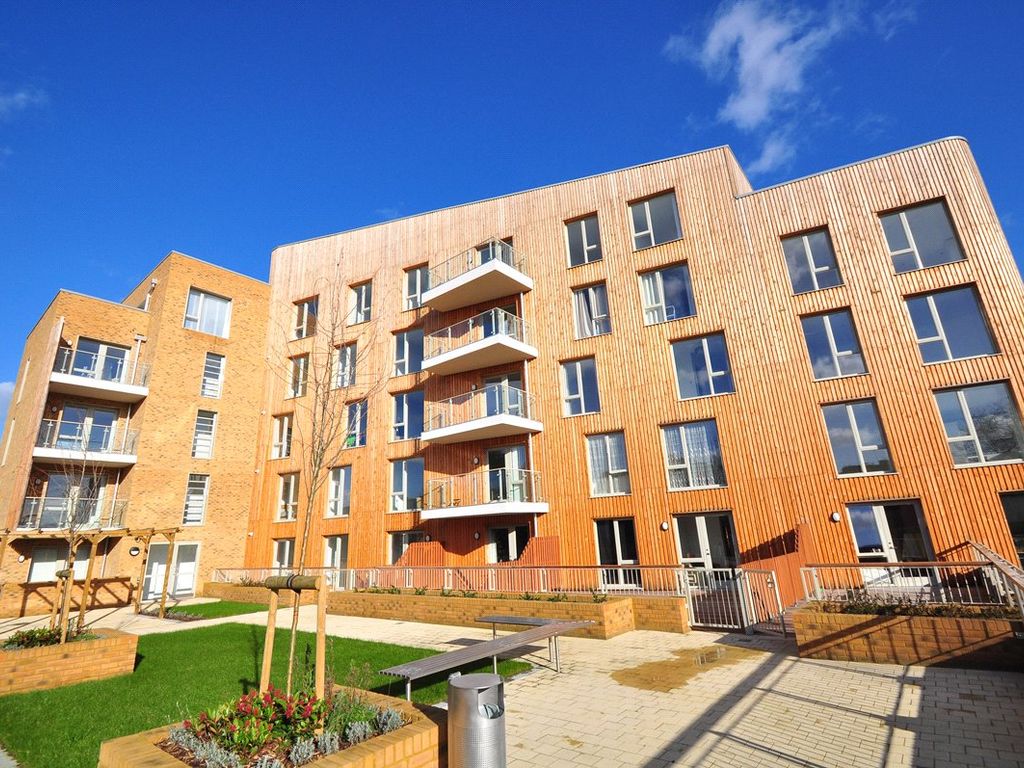 2 bed flat to rent in Medway House, 7 Kidwells Close, Maidenhead