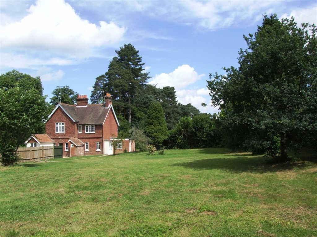2 bed cottage to rent in Swissland Hill, Dormans Park, East Grinstead