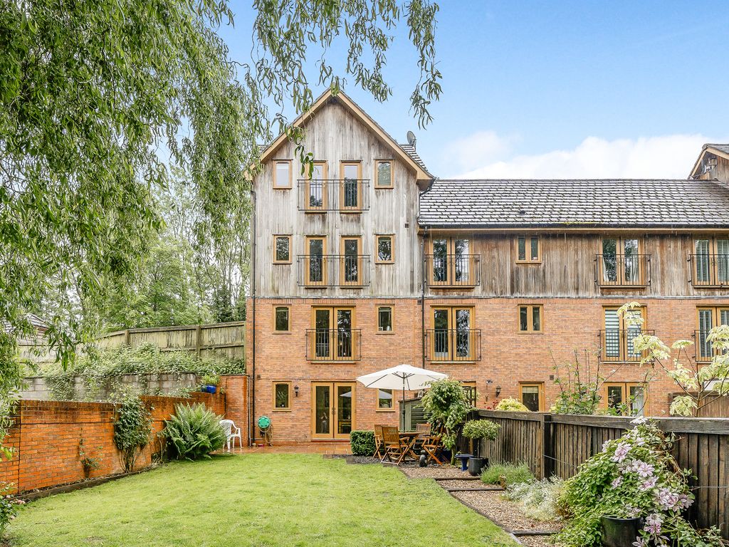 4 bed end terrace house for sale in Bromyard Road, Whitbourne