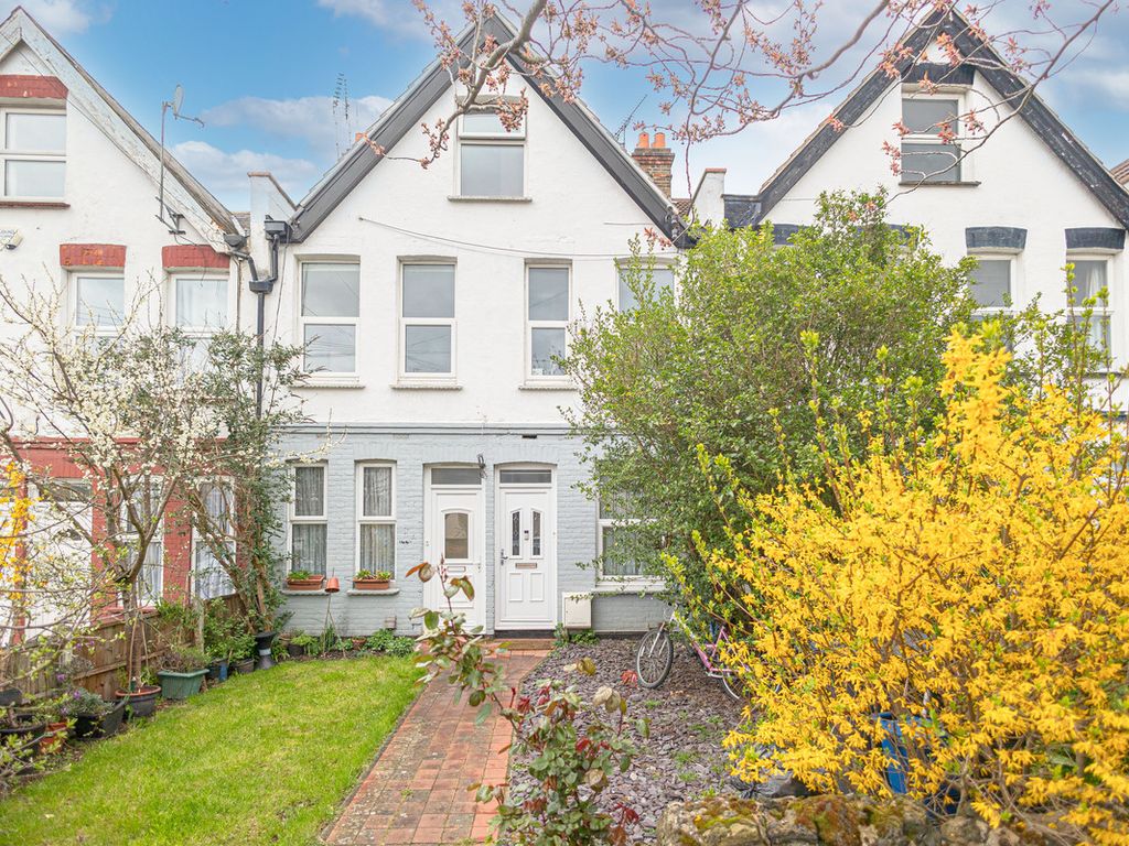 3 bed for sale in Fleetwood Avenue, WestcliffOnSea SS0