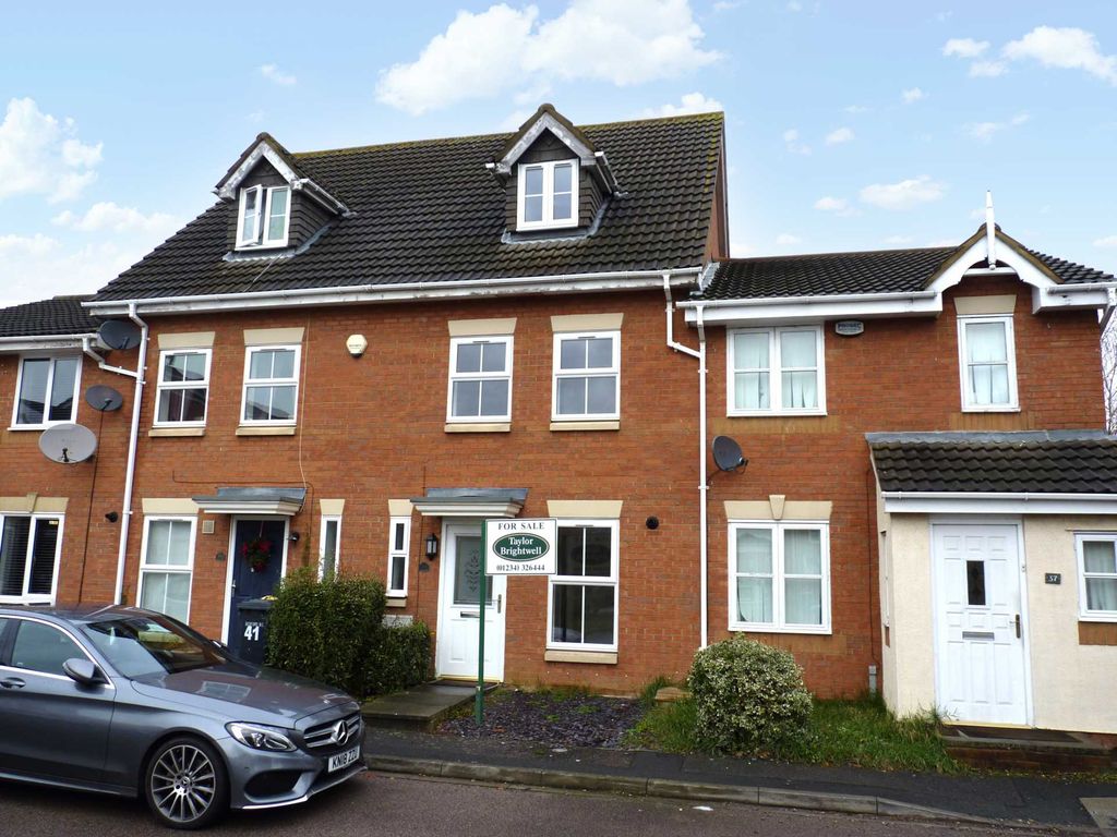 3 bed town house for sale in Armstrong Drive, Bedford MK42, £275,000
