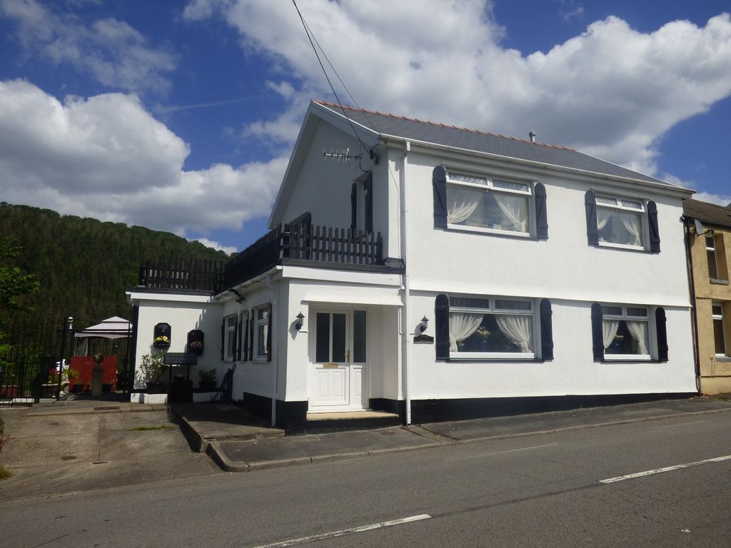 4 bed end terrace house for sale in 1 Tonclwyda, Clyne, Neath. SA11