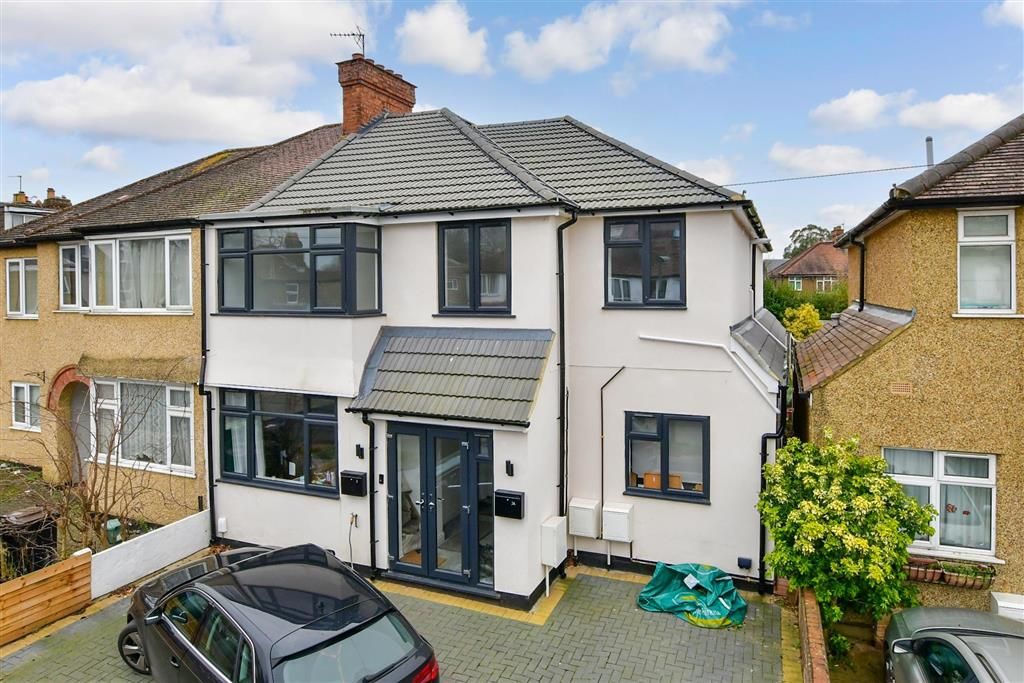 2 bed flat for sale in Dilston Road, Leatherhead, Surrey KT22, £279,950