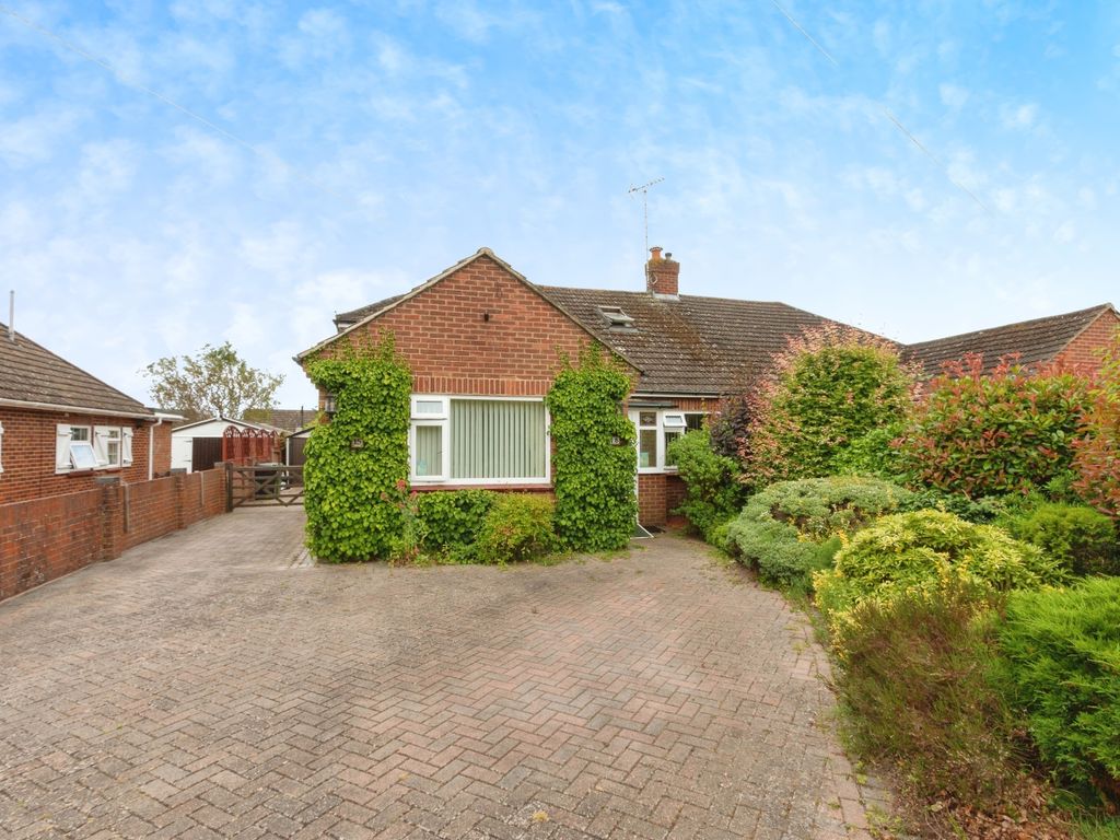 3 bed bungalow for sale in Fraser Close, Old Basing, Basingstoke