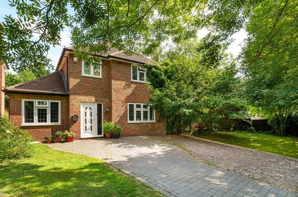 3 bed detached house for sale in Coningsby Road, High HP13, £