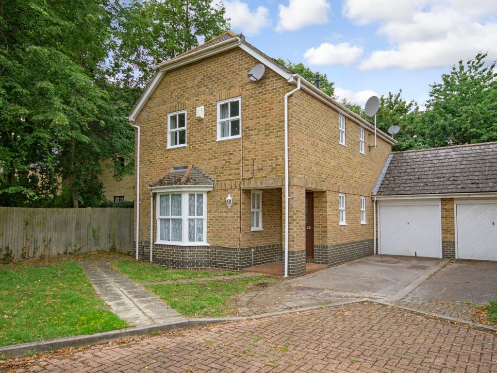 4 bed detached house to rent in The Beeches, Woodhead Drive, Cambridge