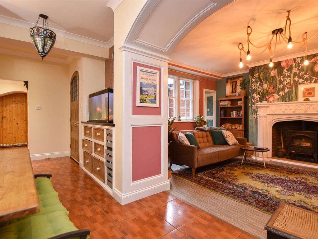 3 bed flat for sale in Pevensey Road, St. LeonardsOnSea TN38, £