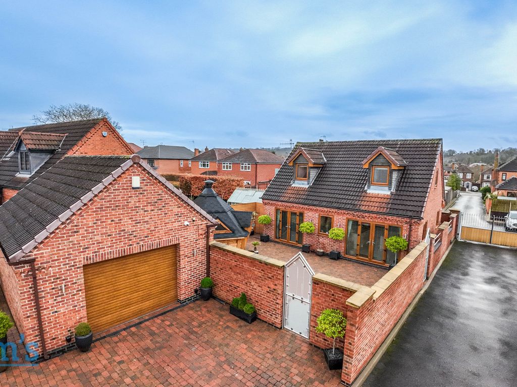 3 bed detached bungalow for sale in Hickings Lane, Stapleford