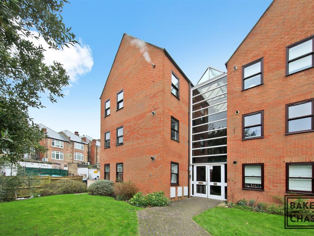 2 bed flat to rent in Chase Court Gardens, Enfield EN2, £1,600 pcm Zoopla