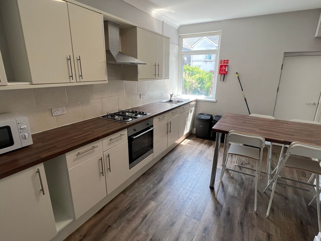 4 bed shared to rent in Rhondda Street, Mount Pleasant