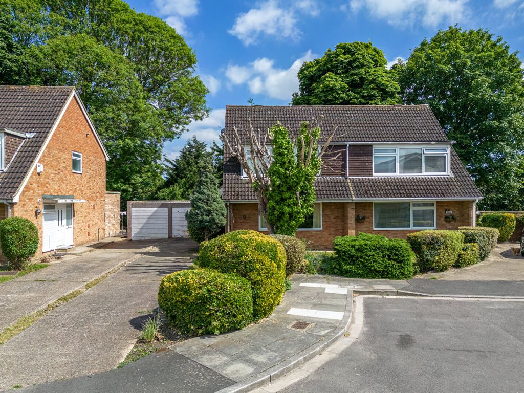 4 bed semidetached house for sale in Crossways Road, Mitcham CR4, £