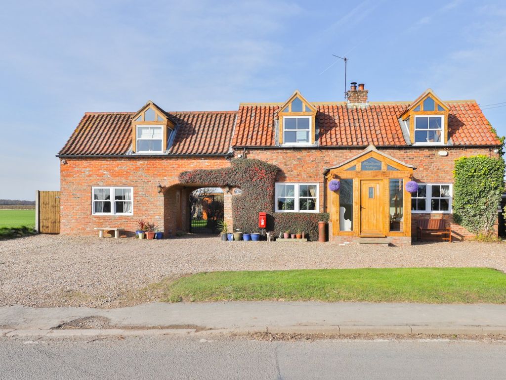 3 bed detached house for sale in Sproatley Road, Flinton, Hull, East