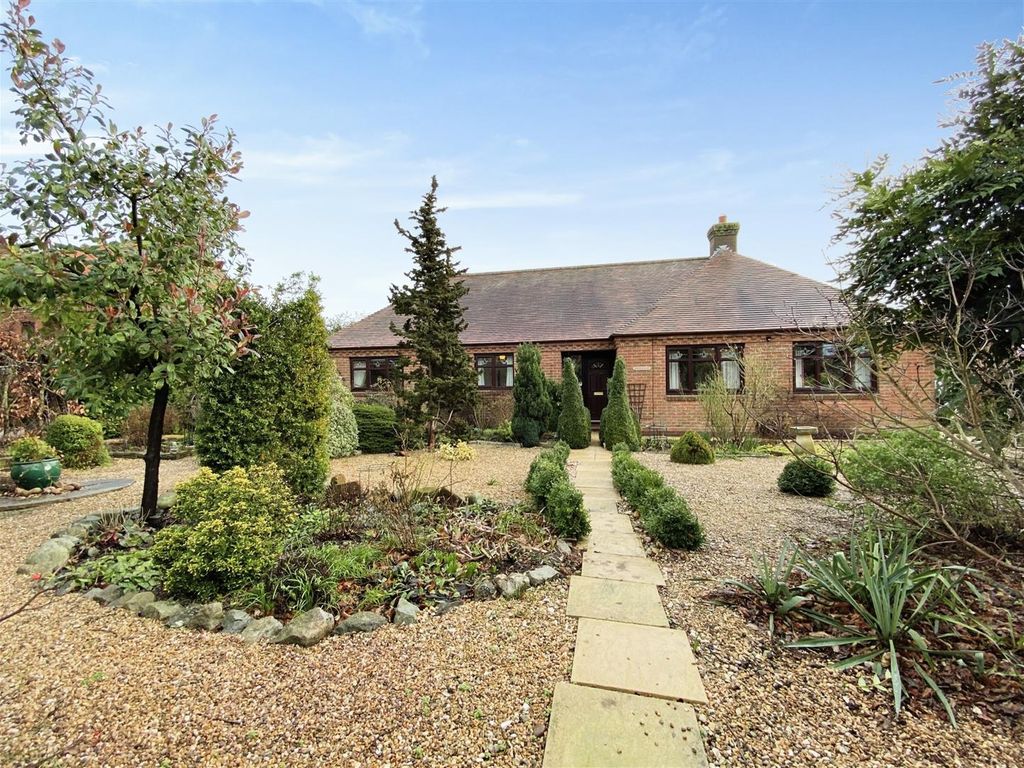 3 bed detached bungalow for sale in The Pastures, Long Bennington, Newark NG23 Zoopla