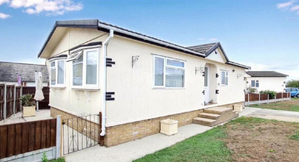 2 bed mobile/park home for sale in Haven Road, Canvey Island SS8, £