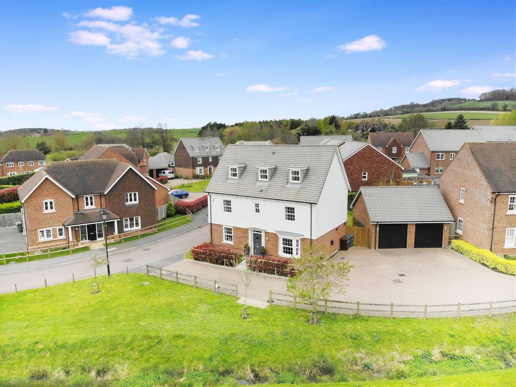 6 bed detached house for sale in Towner Close, Charing, Ashford TN27, £