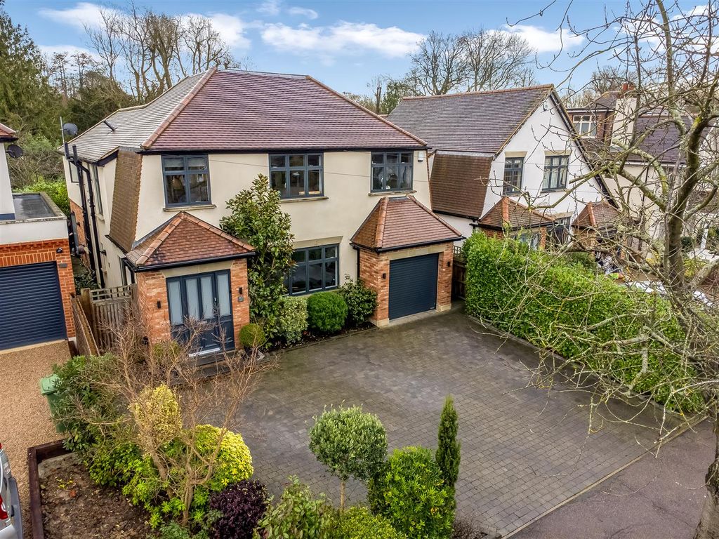 4 bed detached house for sale in Bradmore Way, Brookmans Park, Hatfield