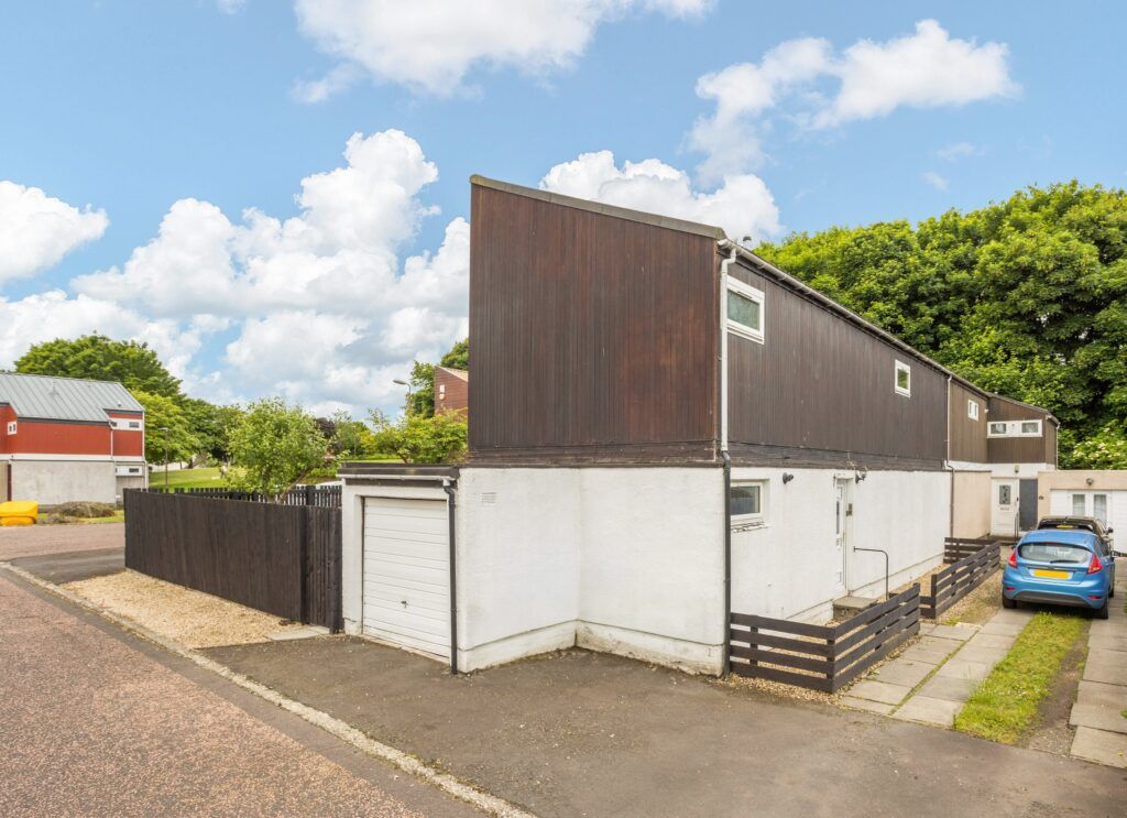 4 bed semidetached house for sale in Scott Court, Craigshill