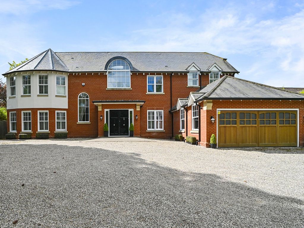 6 bed detached house for sale in Hutton Mount, Brentwood, Essex CM13