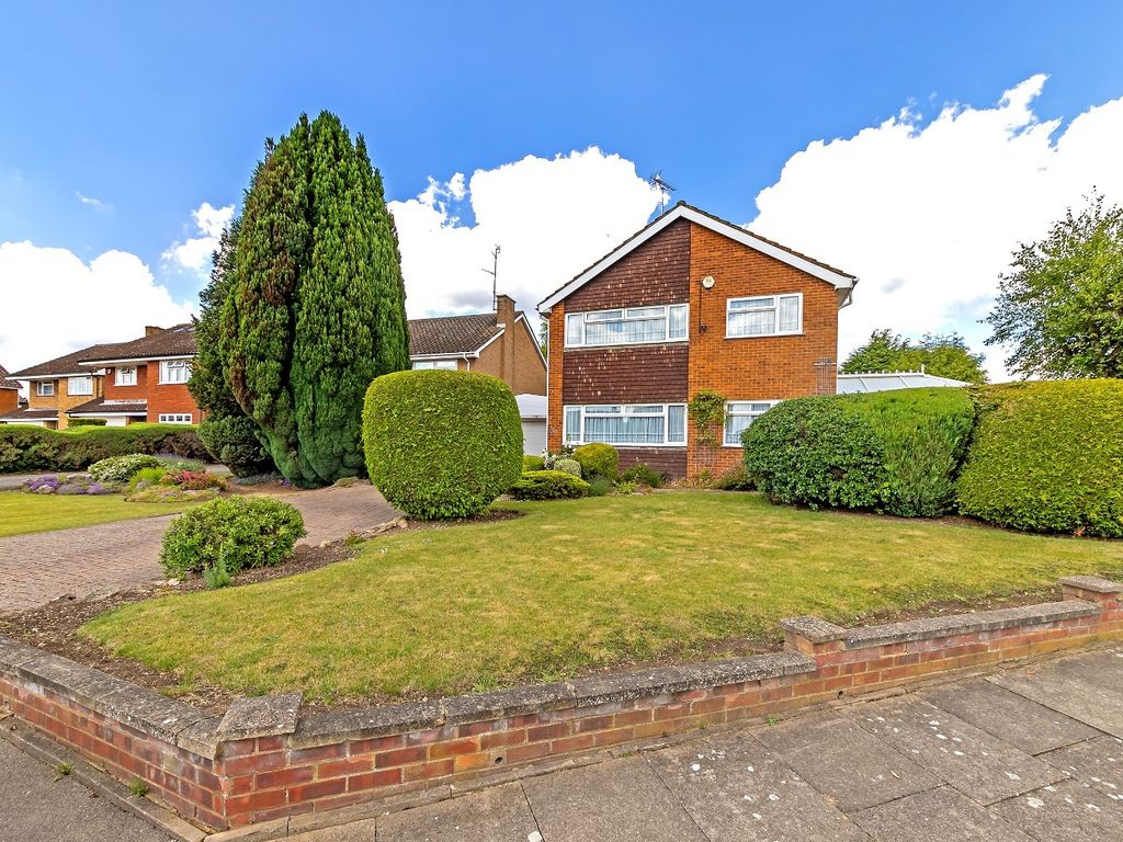 4 bed detached house to rent in Old Bedford Road, Luton, Bedfordshire