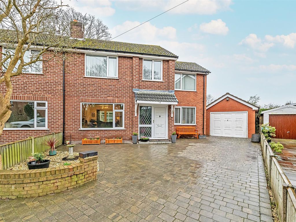 4 bed semidetached house for sale in Village Close, Thelwall