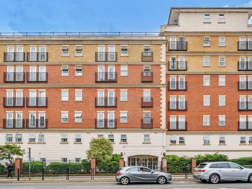 2 bed flat to rent in Kings Lodge, Pembroke Road, Ruislip HA4, £1,550