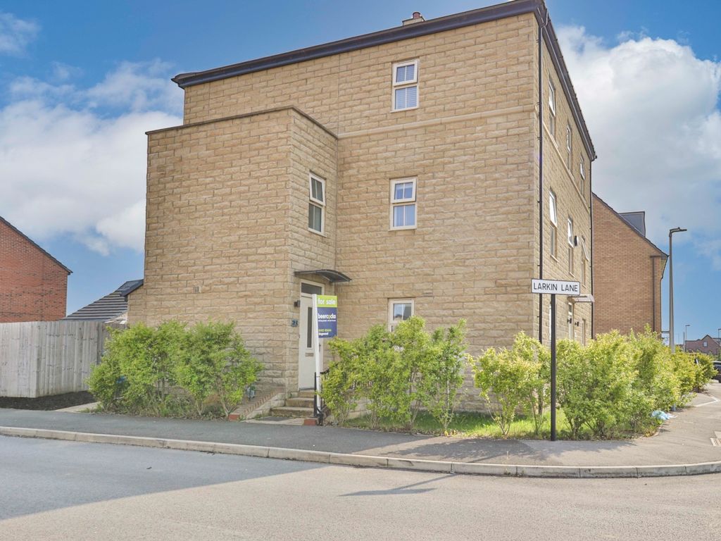 4 bed semidetached house for sale in Larkin Lane, Kingswood, Hull HU7