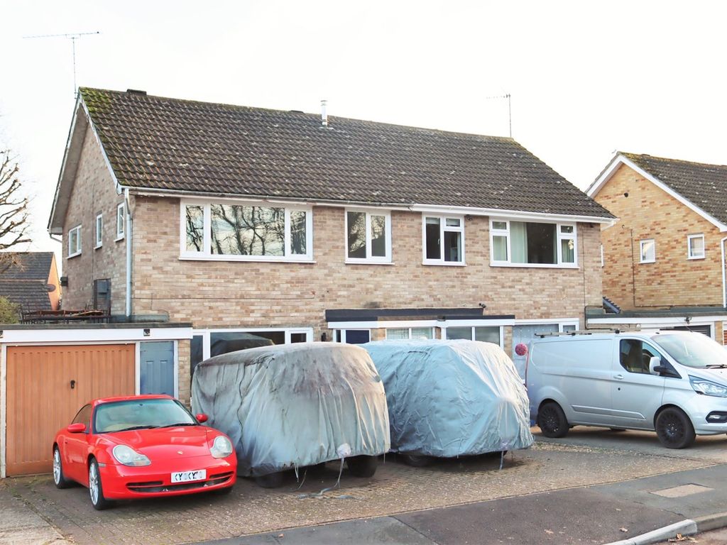 3 bed semidetached house for sale in Lakeside Gardens, Farnborough