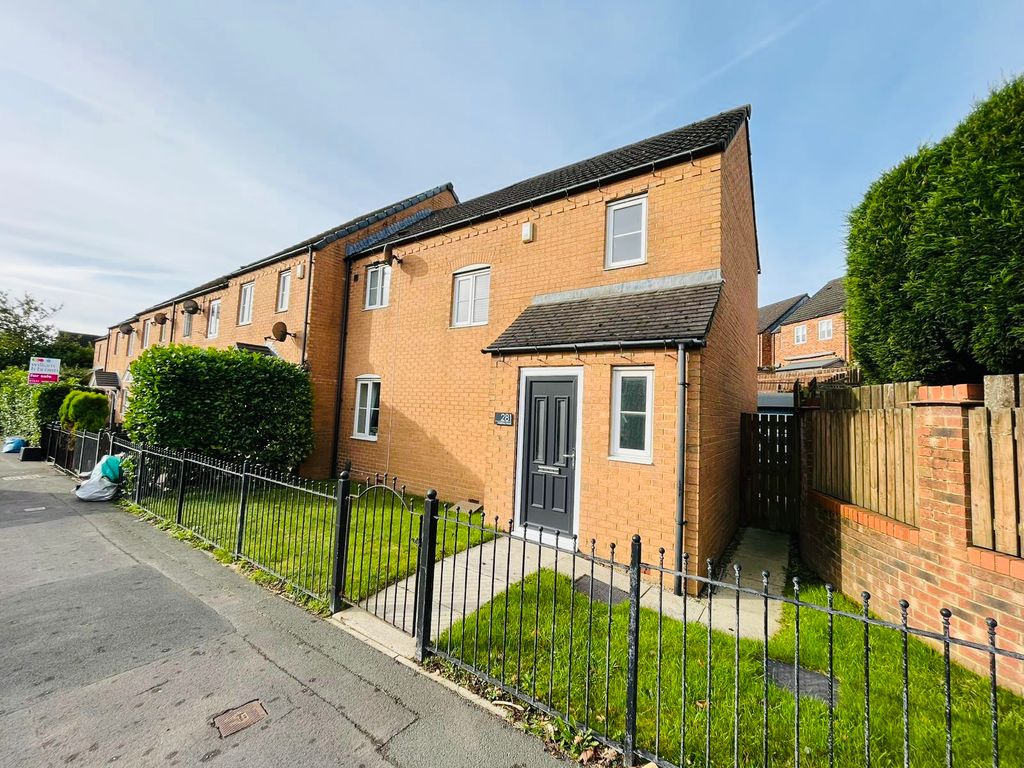 3 bed property to rent in Keighley Road, Illingworth, Halifax HX2, £