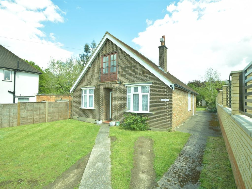 3 bed detached bungalow for sale in Old Amersham Road, Gerrards Cross
