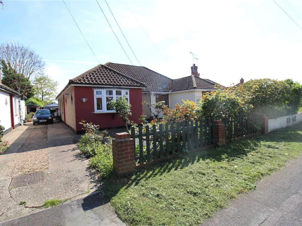 3 bed bungalow for sale in Princess Gardens, Rochford, Essex SS4, £