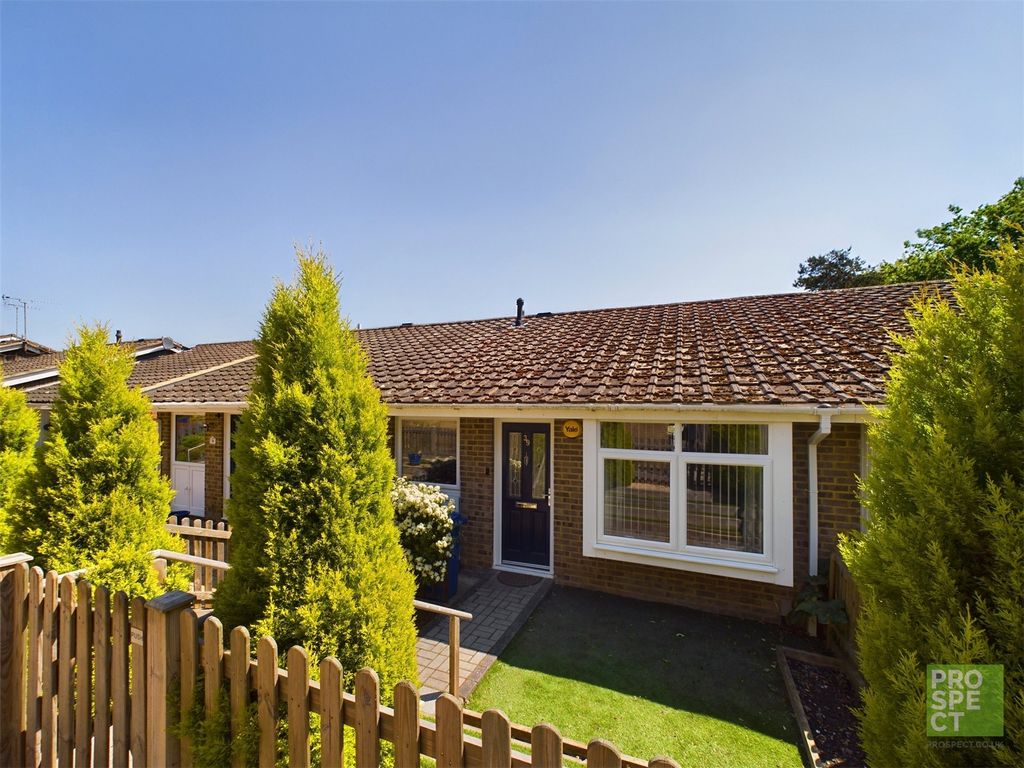 2 bed bungalow for sale in Madingley, Bracknell, Berkshire RG12, £