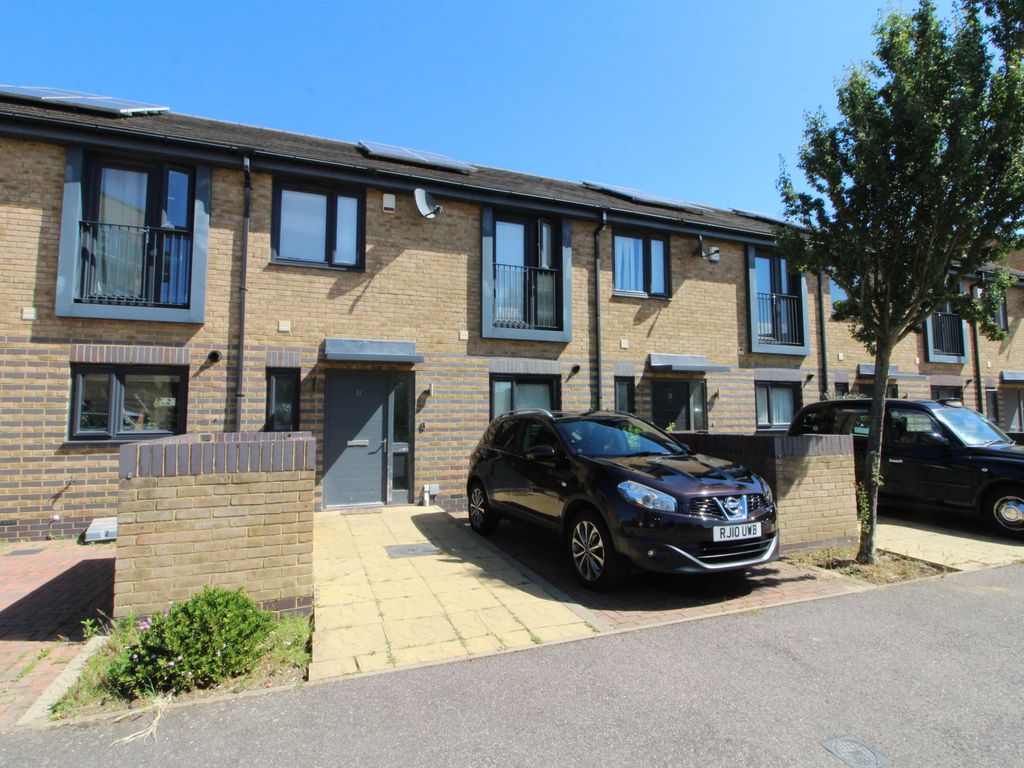 3 bed terraced house to rent in Sterling Road, Bexleyheath DA7, £2,300