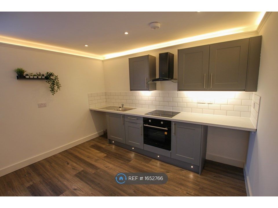 3 bed flat to rent in Northenden Road, Sale M33 Zoopla