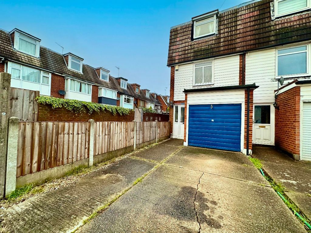 3 bed town house for sale in Queens Park Road, Harold Wood, Romford RM3