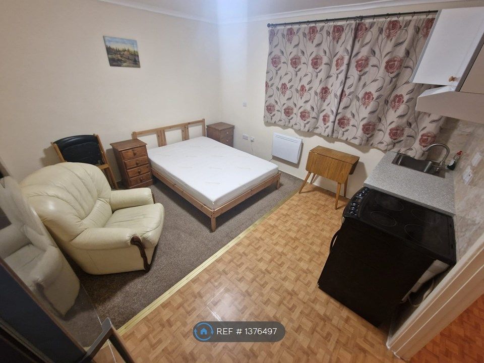 Studio to rent in Marlowe Square, Mitcham CR4, £1,150 pcm Zoopla