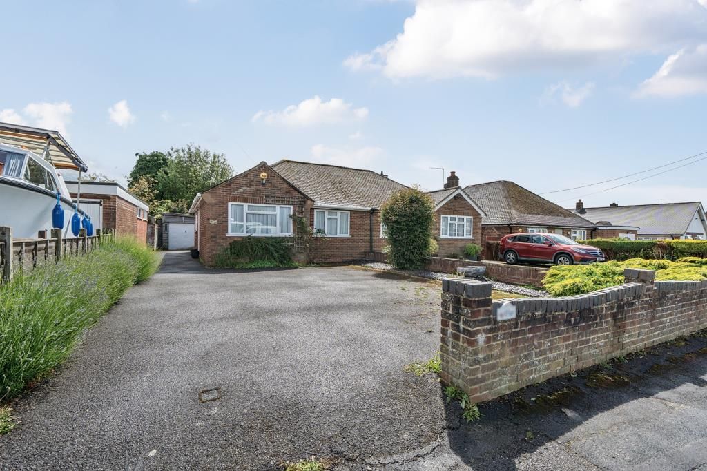 2 bed bungalow for sale in High Buckinghamshire HP12, £425,000