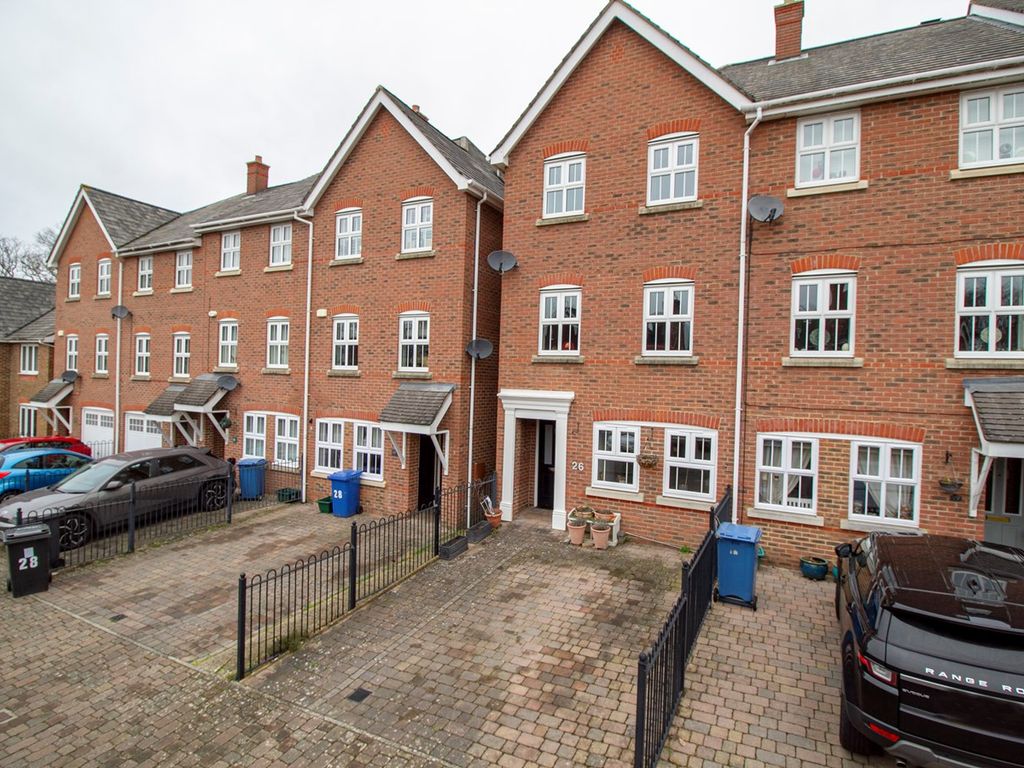 3 bed end terrace house for sale in Kingsley Square, Fleet GU51 Zoopla