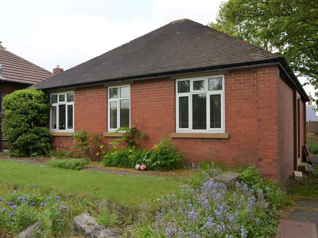 3 bed detached bungalow to rent in Daisy Lea Lane, Lindley