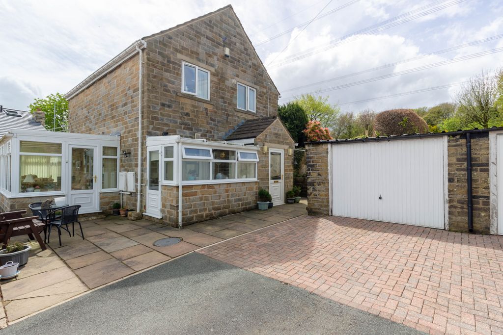 3 bed detached house for sale in Highgate Road, Queensbury, Bradford