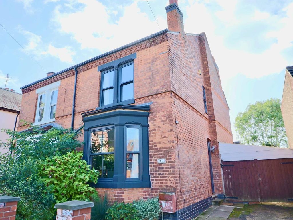 3 bed semidetached house for sale in Priesthills Road, Hinckley LE10