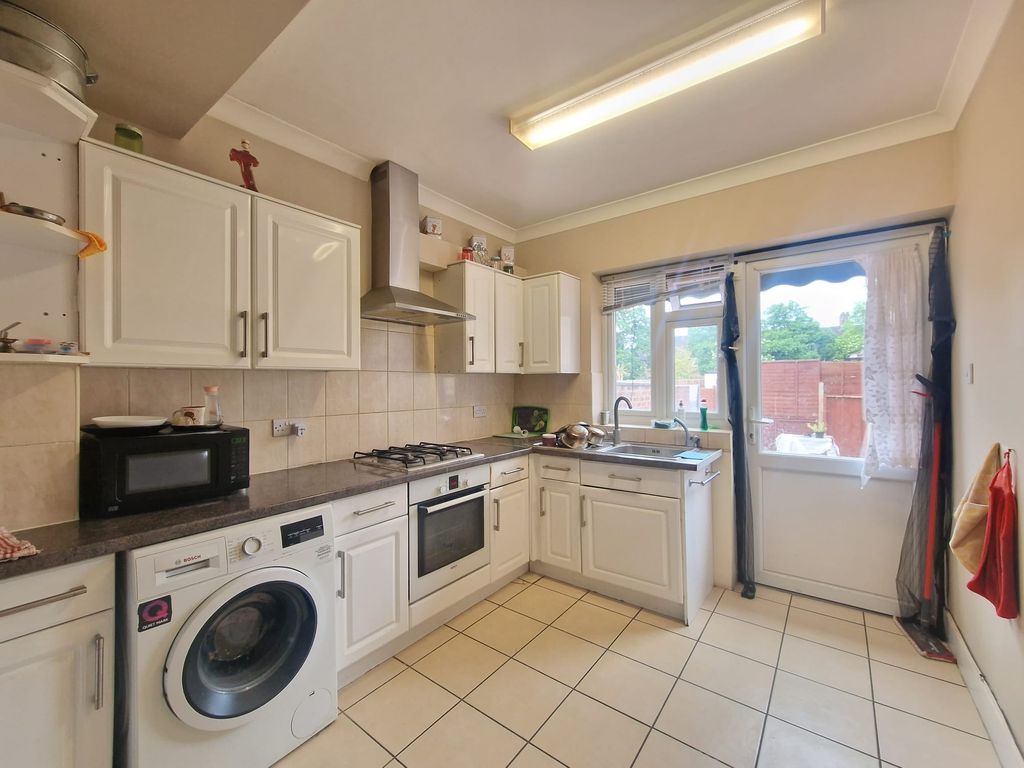 5 bed semidetached house for sale in Kenton Road, Harrow HA3, £725,000