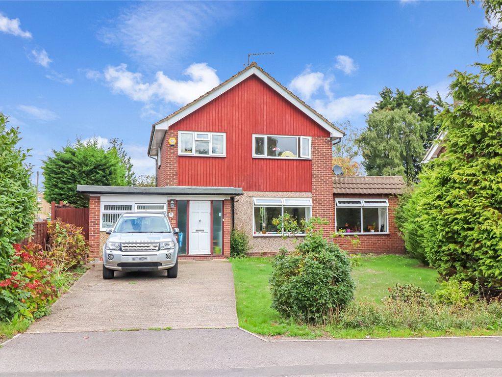 3 bed detached house for sale in Mayflower Way, Beaconsfield