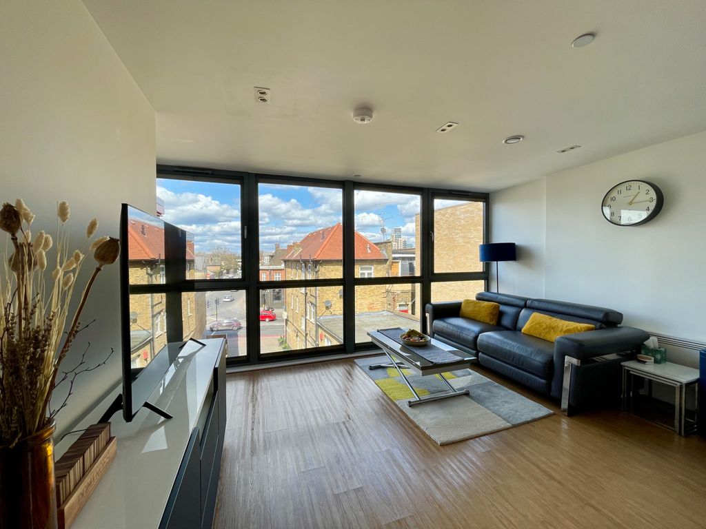 1 bed flat for sale in Red Lion, Wandsworth High Street, London SW18, £