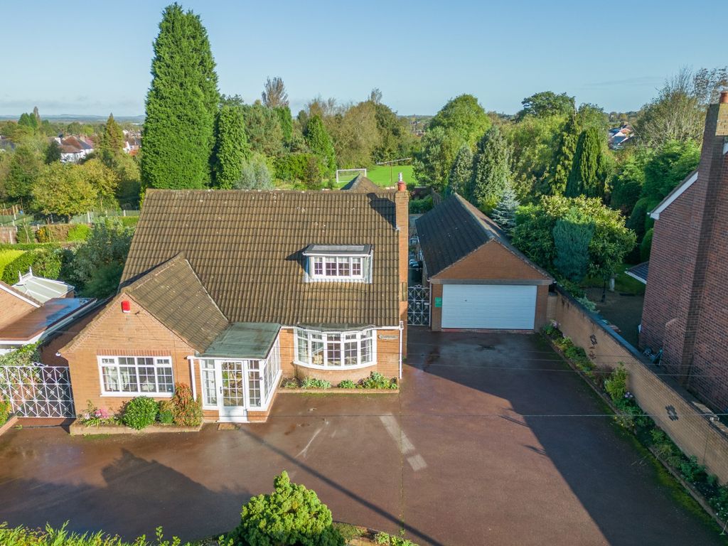 5 bed detached house for sale in 4/5 Bed Detached On Churnhill Road