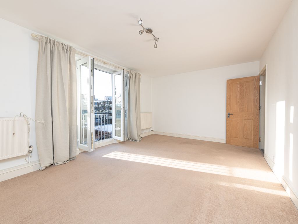 3 bed flat to rent in Clancy Court, Trott Street, Battersea SW11, £