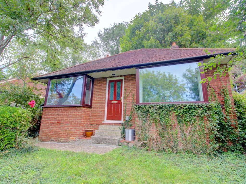 2 bed bungalow for sale in Carrington Road, High HP12, £425,000