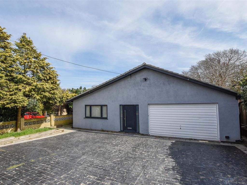 4 bed detached bungalow for sale in Woodland Close, New Barn, Longfield